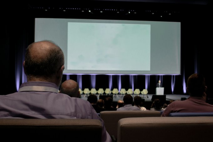 ekran na konferencję